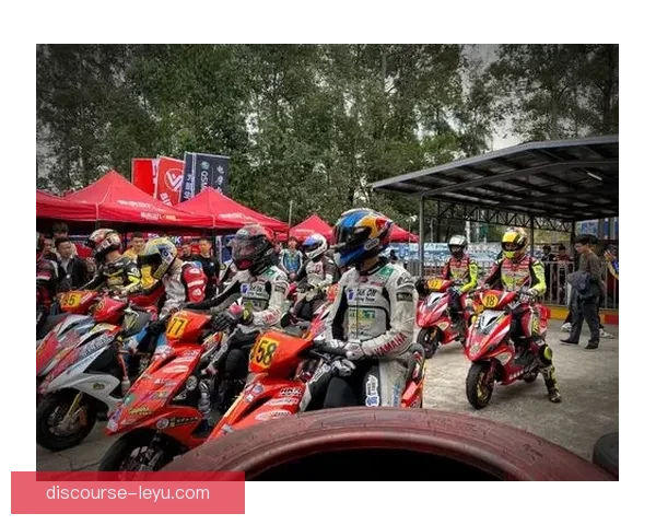 摩托车大奖赛新赛季激烈开战多支车队争夺冠军引发全球关注热情高涨