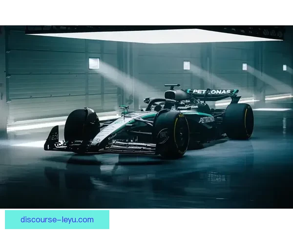 F1赛季最新动态：梅赛德斯车队调整阵容 赛道战况引发车迷热议